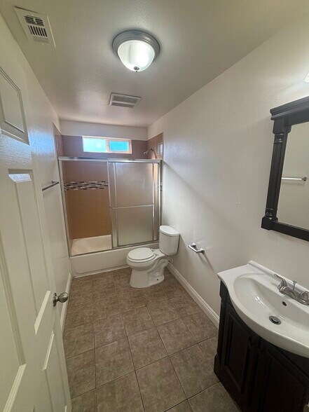 Building Photo - 1011 E 56th St