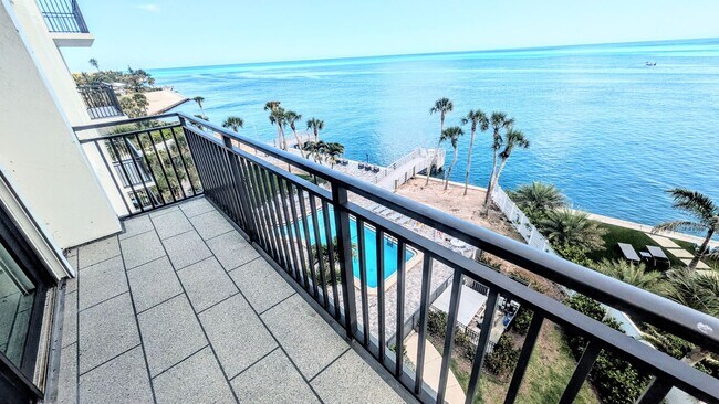 Building Photo - Annual UNfurnished Siesta Key Gulf front 2/2 condo with water views!