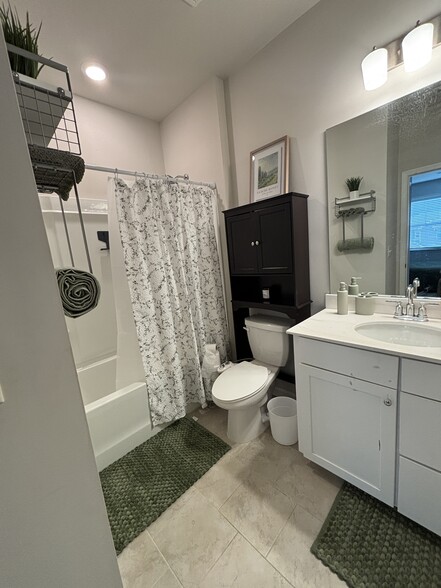 Bedroom 3 Bathroom - 719 Saffron Blvd