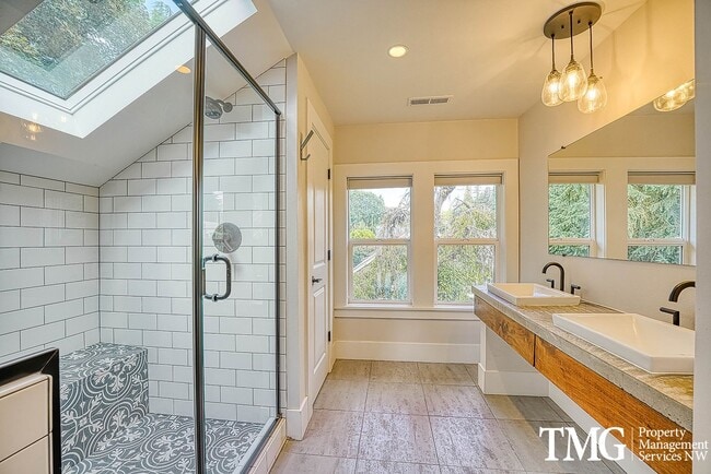 Building Photo - 3 BD SW Portland Home Near Multnomah Village