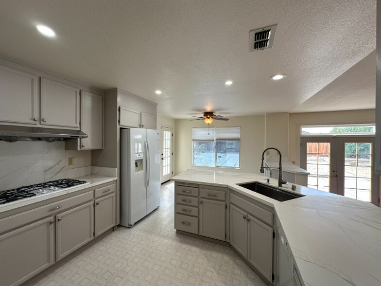 Building Photo - 2426 Carpinteria Dr