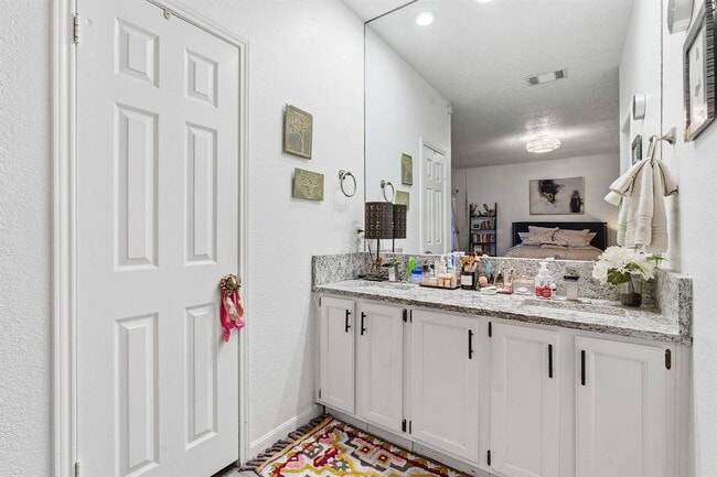 Building Photo - 10819 Crown Colony Dr