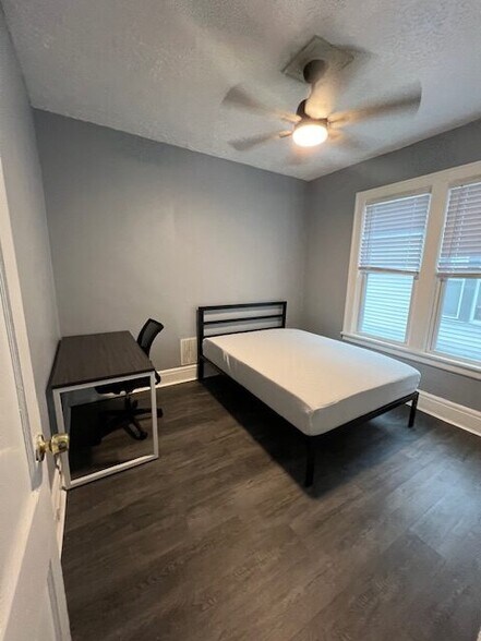 Building Photo - 1526 E Genesee St