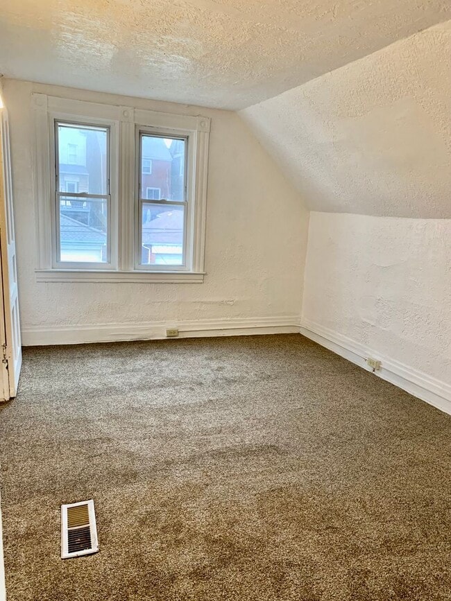 Building Photo - 4 Bed/ 2 Bath Large House in East Pittsburgh