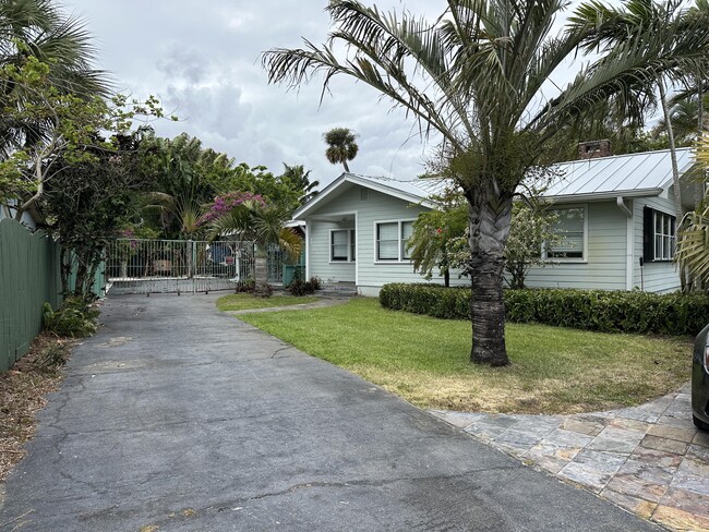 Building Photo - 4490 NE Indian River Dr