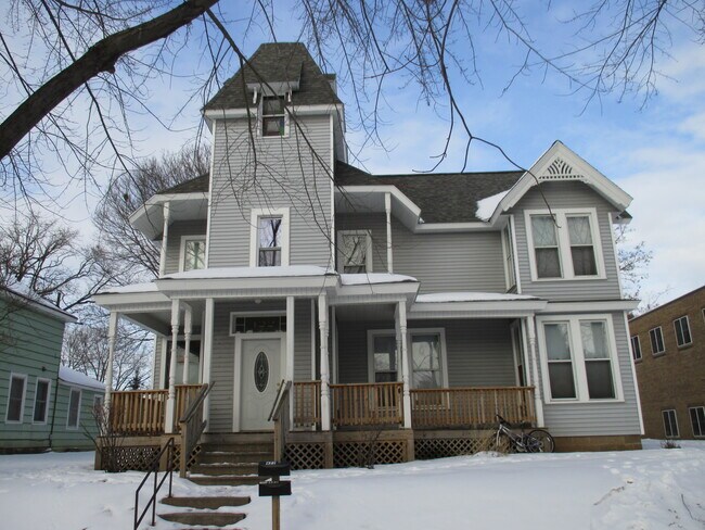 Building Photo - 422 Niagara St