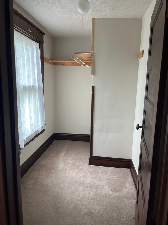 Building Photo - Wallace Ave Duplex