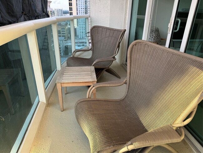 Building Photo - 347 N New River Dr E