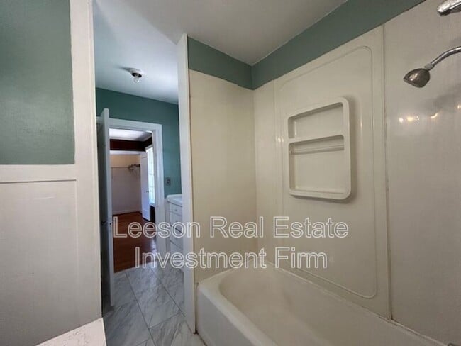Building Photo - 3433-3433 Beverly Pl