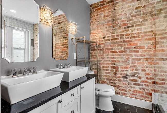 Building Photo - FAN DISTRICT HOME WITH 3 BEDROOMS AND 3 FULL BATHS