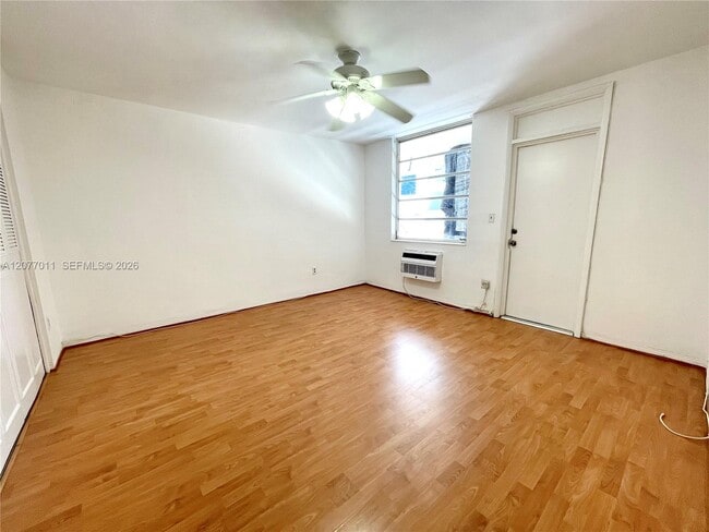Building Photo - 441 Collins Ave