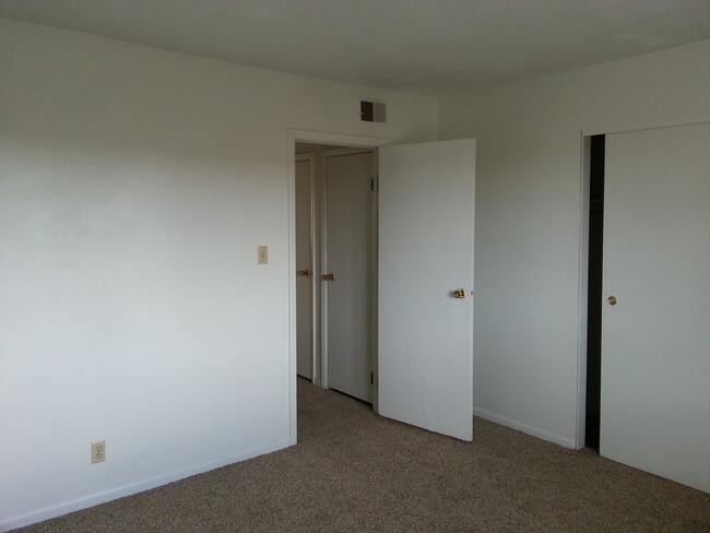 Building Photo - 1 bedroom, 1 bath condo in Coralville