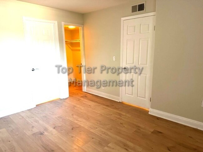 Building Photo - **Remodeled 2 bed / 2 bath Condo in Privat...