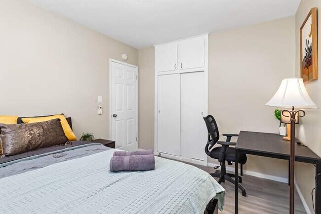 Building Photo - Modern Retreat with Spacious Yard & Cozy Interiors