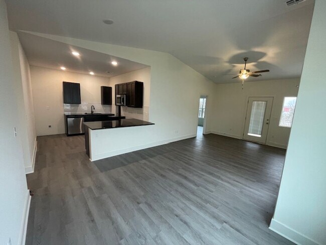 Building Photo - 5203/05 Chase Cir