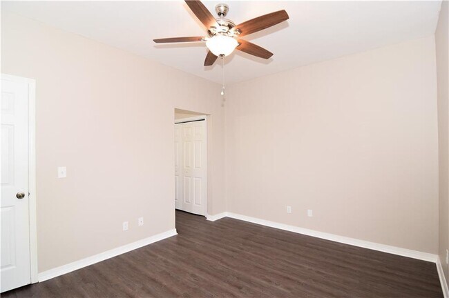 Building Photo - 3010 SE J St