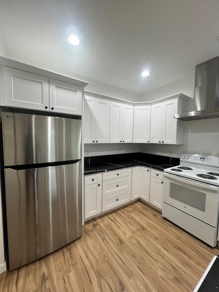 New fridge and appliances - 119 Grant Dr