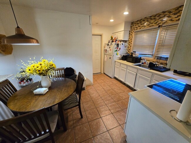 Building Photo - 16 Elridge Ln