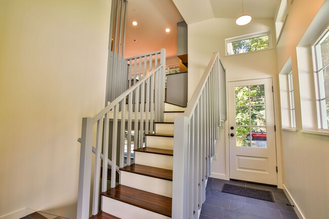 Building Photo - Beautiful Home In Langley with Private Bea...