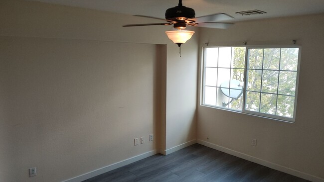 Building Photo - 3 bedrooms 3 bathrooms townhome FOR RENT i...