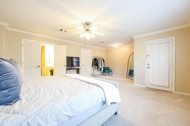 Building Photo - 2865 Westhollow Dr
