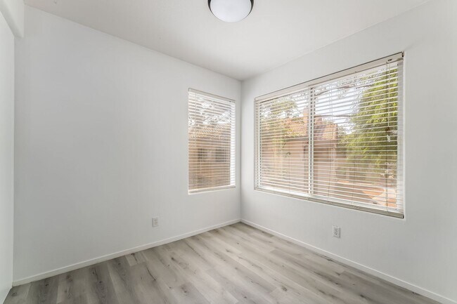 Building Photo - Upgraded Condo with Pool Views!