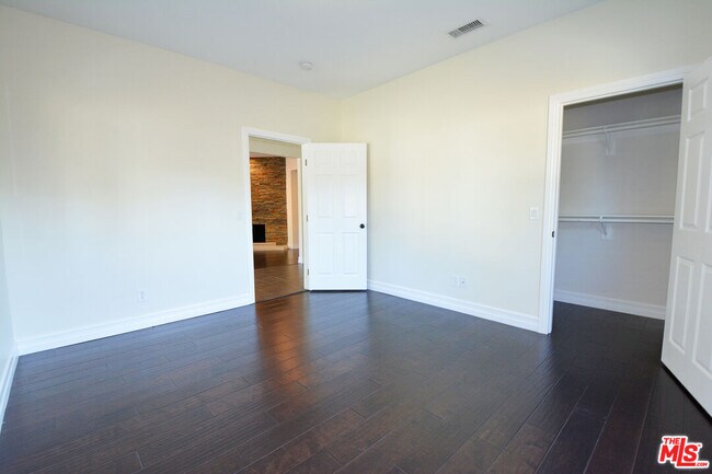 Building Photo - 1093 Avoca Ave