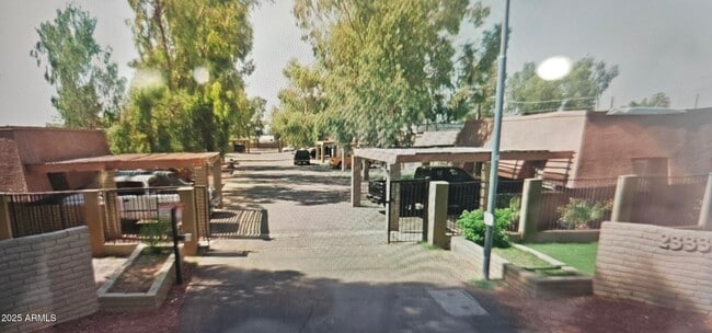 Primary Photo - 2333 W Glenrosa Ave
