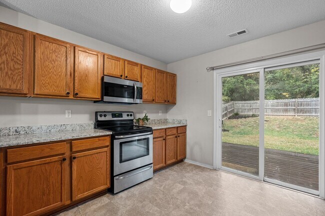 Building Photo - Fantastic 4 Bedroom, 3 Bath home near Brier Creek & RDU, Fenced-in Yard, Bonus Room, Pet Friendly!