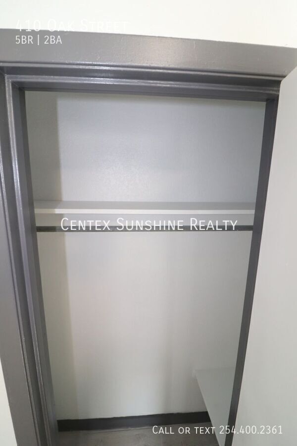 Building Photo - 410 Oak St