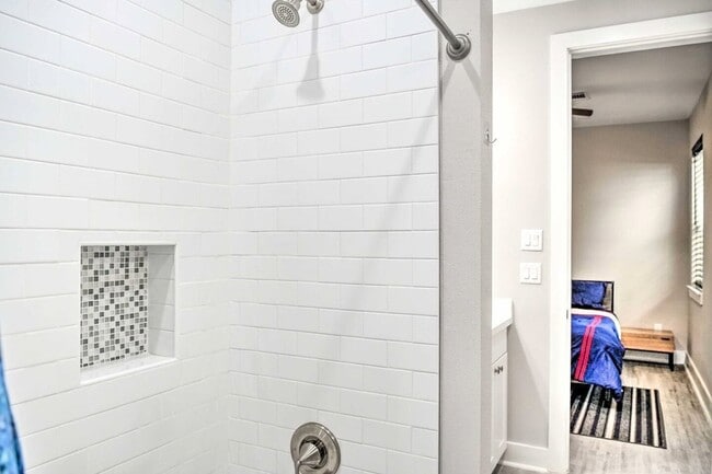 Building Photo - 6403 Bowling Green St