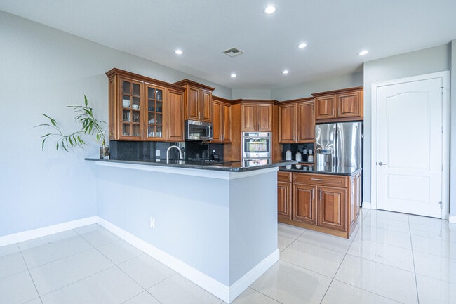 Building Photo - 8950 Lakeview Pl