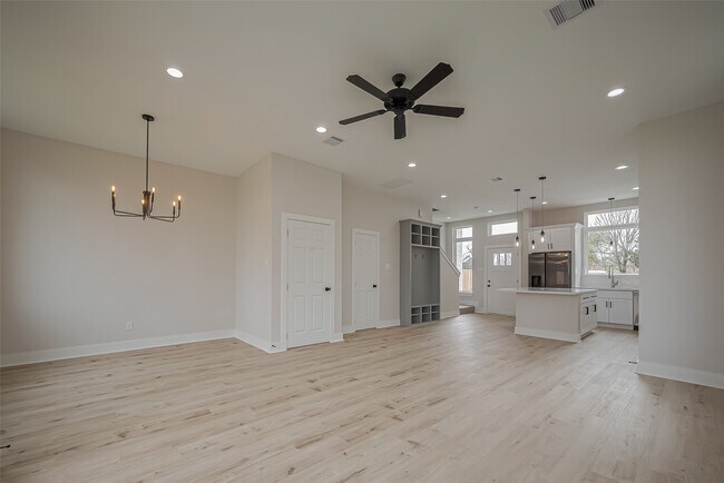 Building Photo - 918 St Clair St