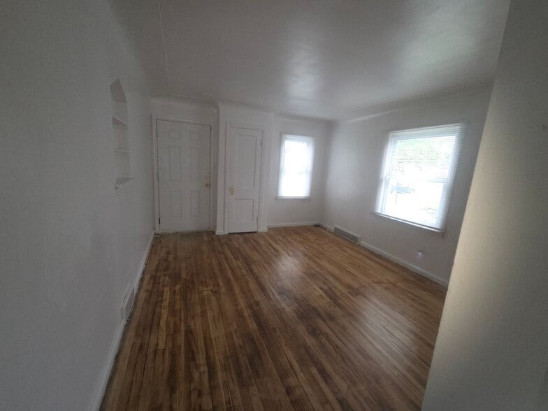 Building Photo - 18699 Shaftsbury Ave