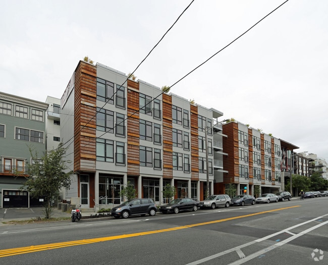Primary Photo - Welcome to Dexter Hayes! Modern convenienc...