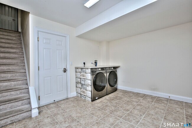 Building Photo - 39 Maple Tree Ave