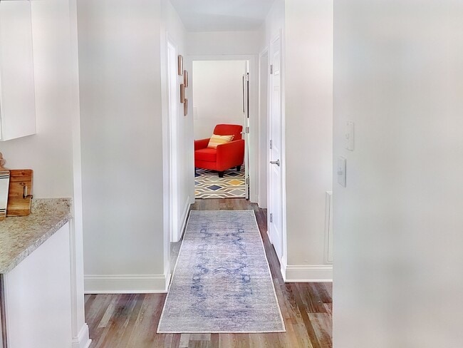 Building Photo - "Experience Urban Living at its Finest at The Flats at 2200!/"¡Experimenta la Vida Urbana en su M...