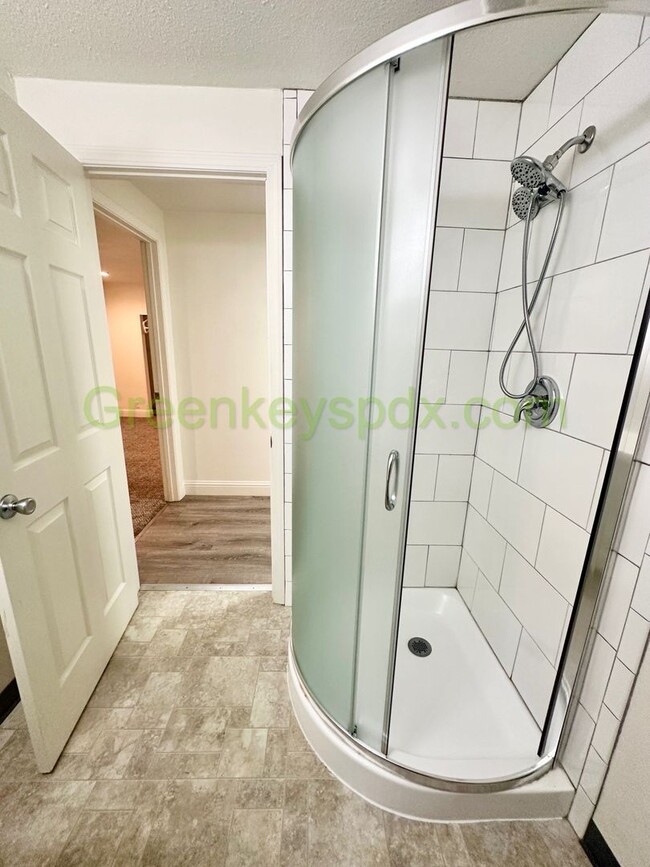 Building Photo - SE Ankeny Duplex