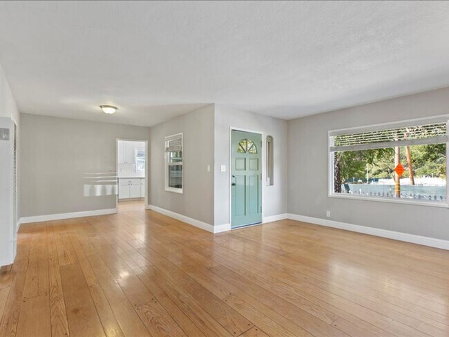 Building Photo - Sunny & Bright Bungalow in King Estates