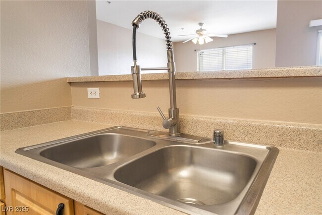 Building Photo - 6955 N Durango Dr