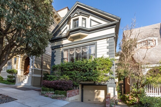 Building Photo - Pacific Heights: Remodeled Garden Apartment w/ Shared Patio One Block from the Presidio