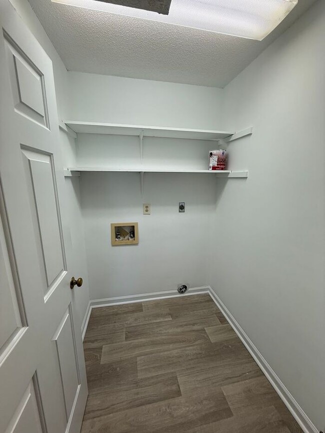 Building Photo - Beautiful Ranch style 3 Bed 2 Bath Home! Large Yard and 2 Car Garage!