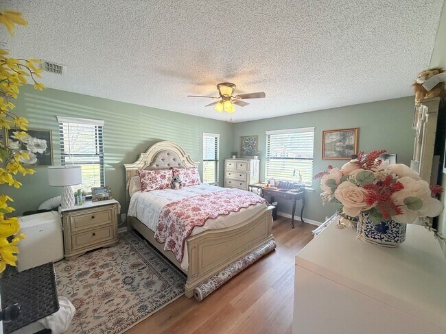 Building Photo - Fenced in 4 Bed 2 Bath in Mariners Landing