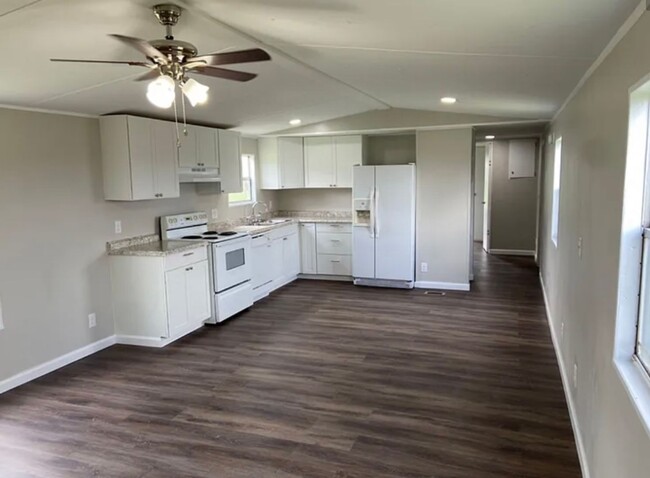 Building Photo - Newly remodeled 3 Bedroom, 2 Bathroom home...