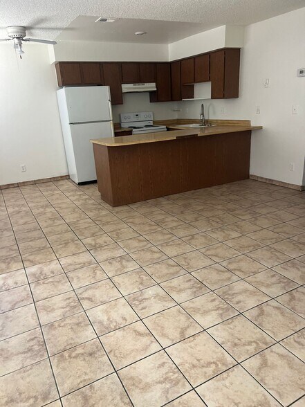 Building Photo - 1425 Henry Dr
