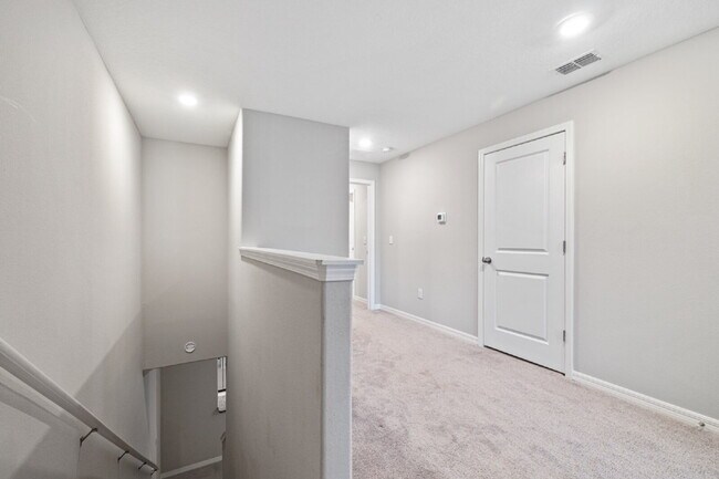 Building Photo - "Charming Water-view Retreat in a gated co...