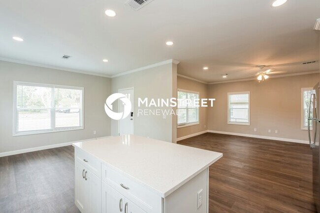 Building Photo - 4 Bedroom Pet-Friendly Home in St. Petersb...