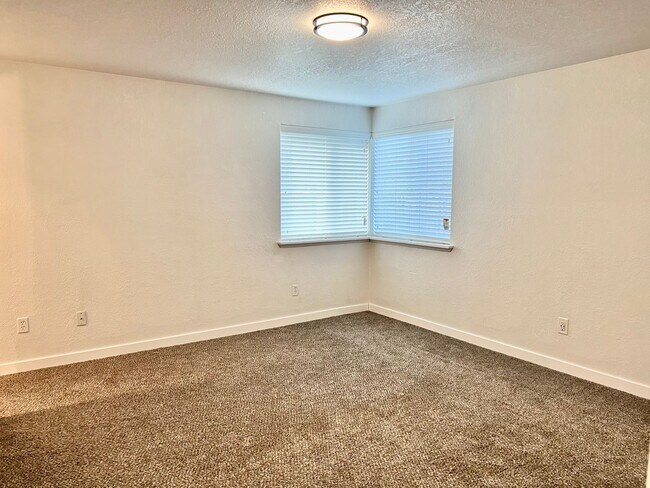 Building Photo - AVAILABLE NOW! 3BD 1.75 BATH SINGLE STORY HOME LARGE CORNER LOT