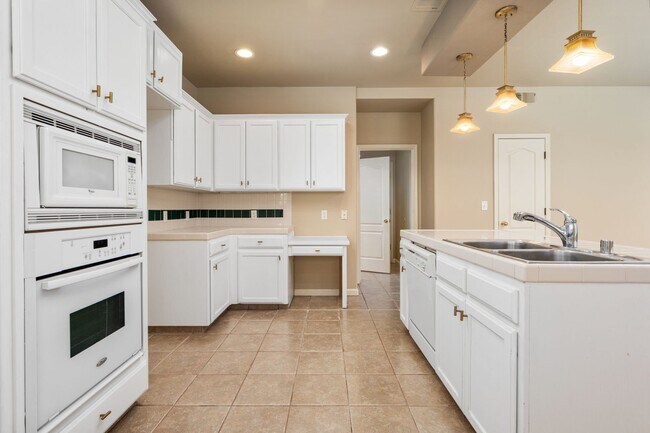 Building Photo - 2940 E Brandon Ln