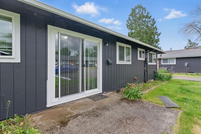 Building Photo - Comfort & Convenience in the Heart of Lents!